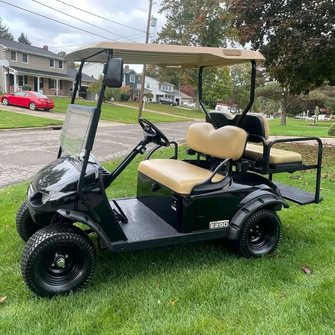 2016 EZGO TXT VALOR 4 SEATER GAS - Image 4